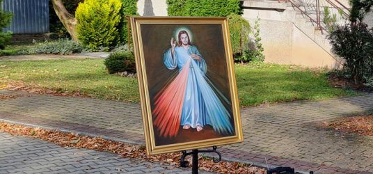 KORONKA NA ULICACH ŚWIATA